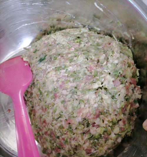 团圆饺子——中华年俗的传统美食（制作团圆饺子的步骤和文化内涵）