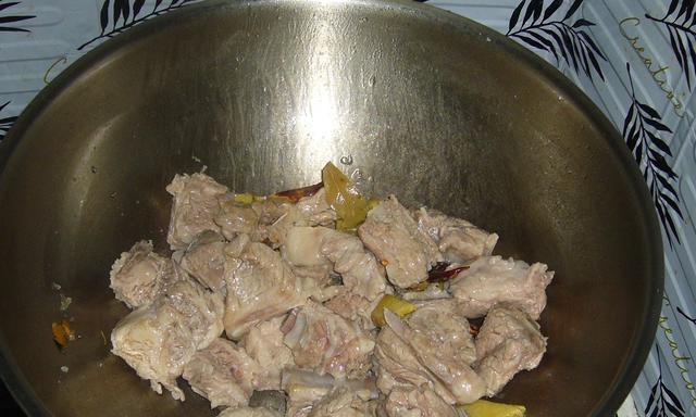 美味轻松搞定，用圆菇炖排骨做一道下饭佳肴（简单易学的烹饪技巧，让你快速入门）