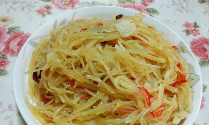 美味又简单！学会圆葱炒土豆丝的做法（15个步骤带你做出口感绝佳的圆葱炒土豆丝）