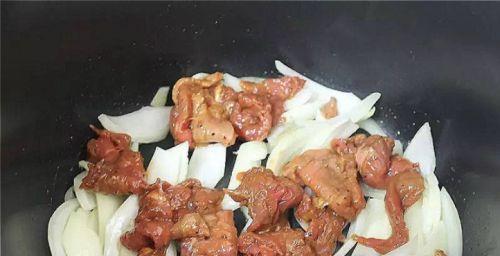 教你如何制作美味的圆葱炒牛肉片（鲜嫩多汁，健康营养，家庭必备菜肴！）