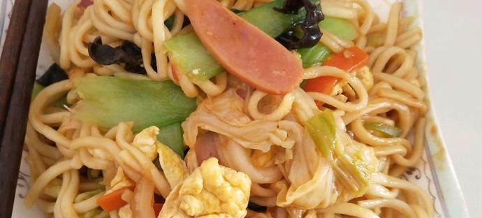 美食分享——圆白菜素炒面的做法（健康易学，美味难忘，家常好味必备）