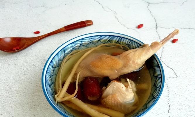 以鱼腥草猪骨汤为主的美味汤菜制作方法（健康营养的鱼腥草猪骨汤，让你享受舌尖上的美味）