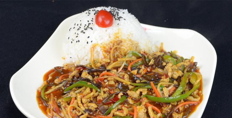 鱼香肉丝盖浇饭的制作方法（口感鲜美、营养丰富的中式经典美食）