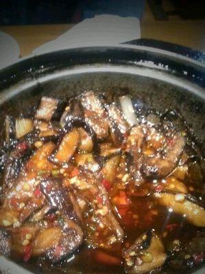 香气扑鼻的鱼香茄子煲（一道美味的家常菜，尝一口回味无穷）