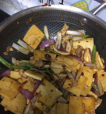 美味鱼香千页豆腐的做法（家常菜谱分享，健康美味享不停）