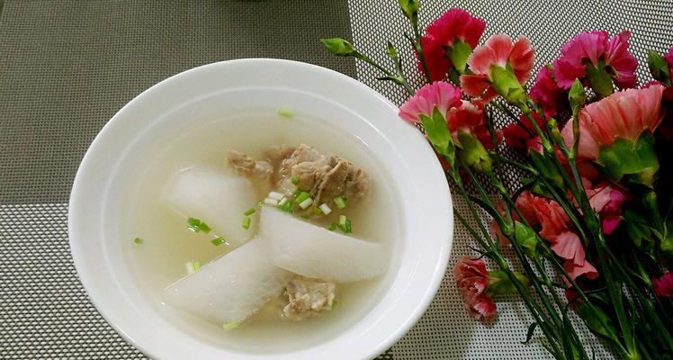 家常鱼丸肉片萝卜汤的做法（健康美味的冬季暖身汤）