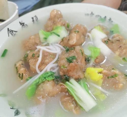 手工制作美味鱼丸面片（传统美食，口感极佳，鲜香味美）