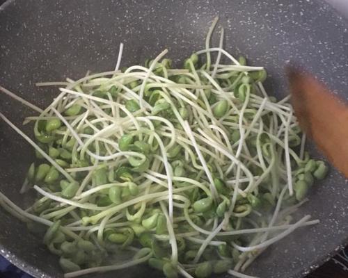 美味健康的鱼丸浸豆苗（教你如何制作营养丰富、口感绝佳的鱼丸浸豆苗）