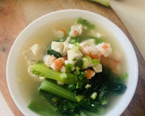 美味清爽的鱼丸豆腐小白菜汤（营养丰富的家常汤菜，轻松学会做汤的窍门）