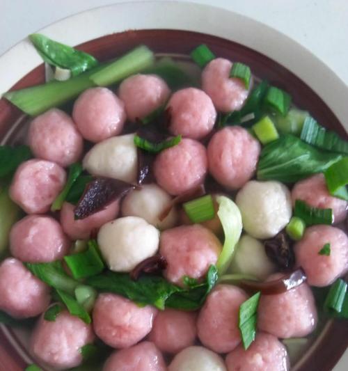 美味清爽的鱼丸豆腐小白菜汤（营养丰富的家常汤菜，轻松学会做汤的窍门）