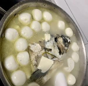 鲜美可口的鱼丸冻豆腐汤（家庭美食）