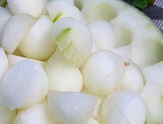 手工做鱼丸冬瓜球，健康美味不可错过（传统手艺，鲜嫩味美；营养丰富，养生健康）