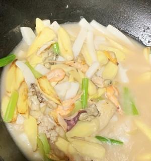 美味可口的鱼丸蛋饺年糕汤（传统口味的鲜美滋补，营养丰富的佳肴）