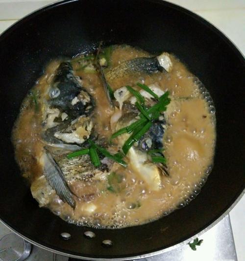 鲜美无比！学会以鱼头煮粉的做法（一道家常菜，享受正宗海鲜美食）