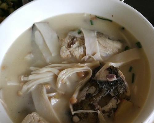 以鱼头鱼尾青菜汤为主题的美食分享（营养丰富、味道鲜美的家常汤品）