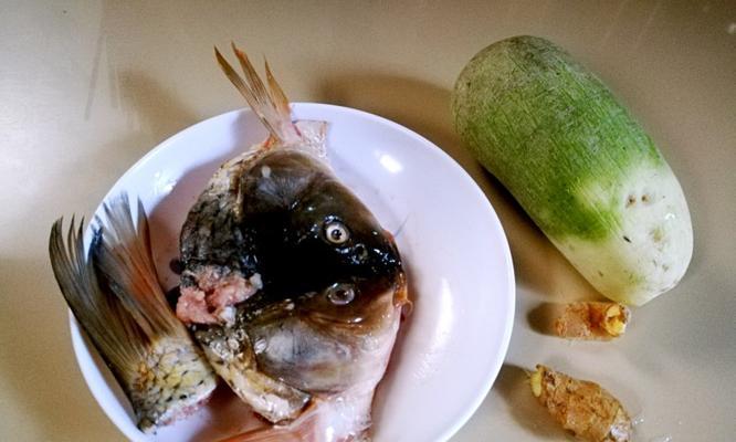 以鱼头鱼尾青菜汤为主题的美食分享（营养丰富、味道鲜美的家常汤品）