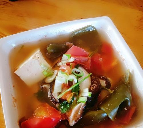 健康美味，家常鱼头香菇豆腐蔬菜肉汤（鲜美可口，口感丰富，营养丰富，健康美食）