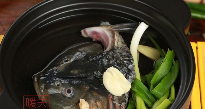 三文鱼头汤的制作方法（家庭制作美味营养的三文鱼头汤）