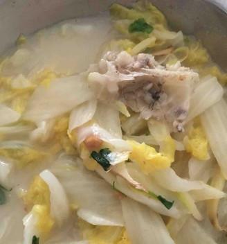 以鱼头鸡蛋汤为主角，烹制一道暖心养胃的家常美食（健康营养，美味可口，轻松学会烹制的秘诀）