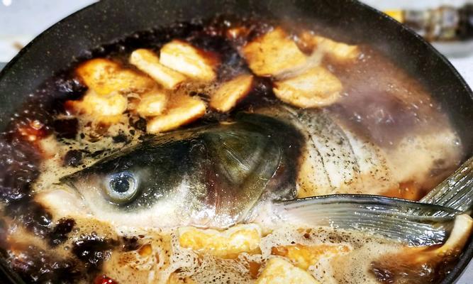 三文鱼头炖豆腐的美味做法（一道营养美味的家常菜）