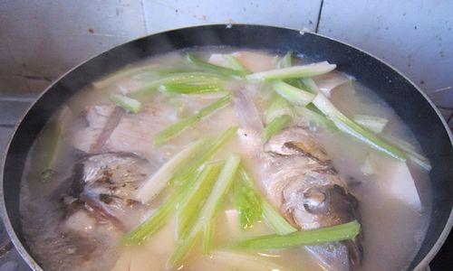 轻盈健康三文鱼头豆腐汤（做法简单享受味蕾盛宴）