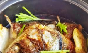 美味至尊蟹味菇鱼头豆腐煲（传统美食技艺，健康营养双丰收）
