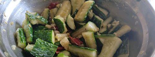 以鱼皮黄瓜为食的做法（鲜嫩爽口，美味可口的佳肴）