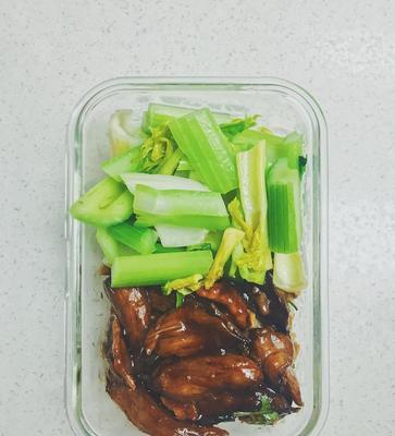 手把手教你做美味的鱼泥茄子盒子（简单易学的做法，让你轻松享受美食）