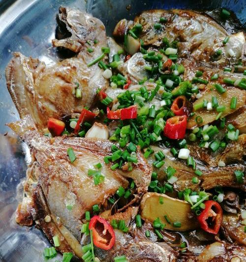 以鲳鱼为主材料的鲜美鱼香饭做法（一口鲜香味蕾爆发的好滋味）