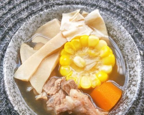 滋补养生美味佳肴——以鱼胶鲍鱼排骨汤为例（鲍鱼、鱼胶、排骨交相辉映的营养汤水）