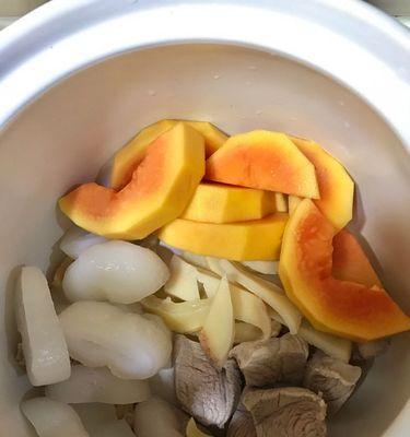 一碗鲜美营养的鱼翅响螺猪骨头汤（美食烹制的绝妙工艺，营养滋补的极致体现）