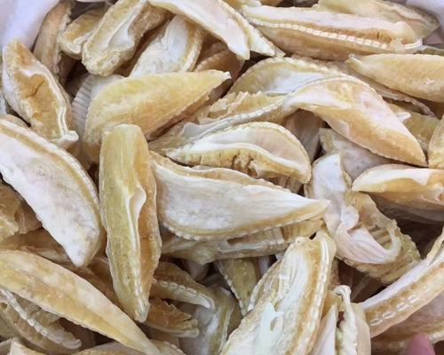 品尝鲜美鱼翅鲨鱼骨汤（秘制家常菜，多滋多味）