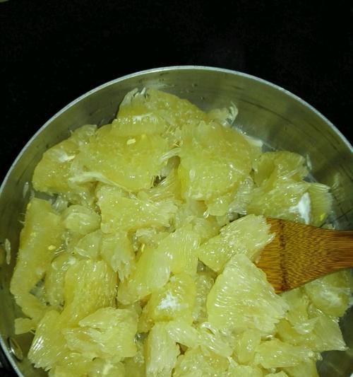 柚子蜜的做法（以柚子为主要原料制作健康美味蜜糖）