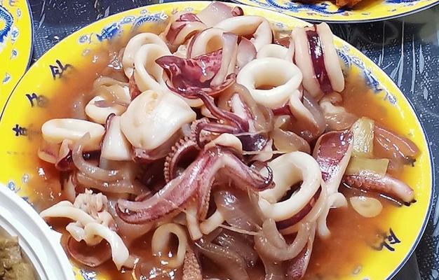 美味魷魚圈的制作方法（掌握制作技巧，做出口感香脆的魷魚圈）