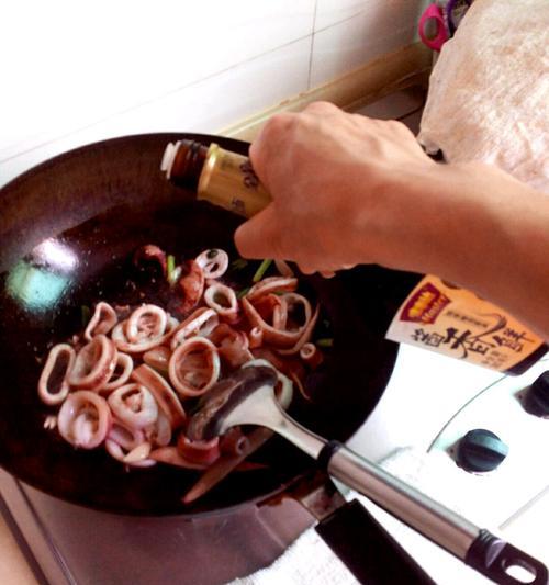 美味魷魚圈的制作方法（掌握制作技巧，做出口感香脆的魷魚圈）