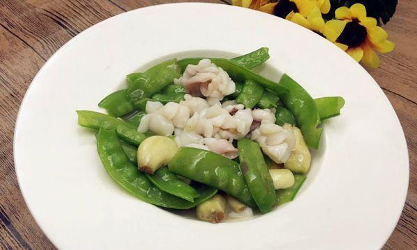 鱿鱼须炒荷兰豆，营养又美味（一道简单易学的家常菜，富含蛋白质和纤维素，健康美味两不误）