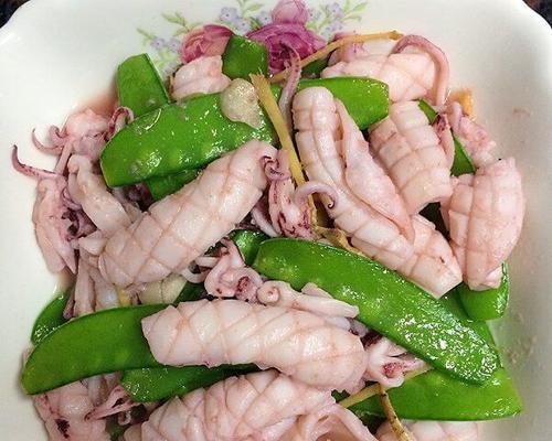 鱿鱼须炒荷兰豆，营养又美味（一道简单易学的家常菜，富含蛋白质和纤维素，健康美味两不误）