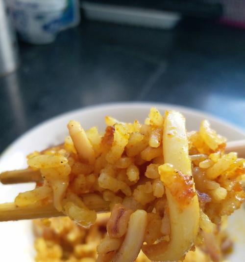 以鱿鱼须炒饭为主角，做一顿美食大餐（掌握制作鱿鱼须炒饭的技巧，尝遍美食世界）