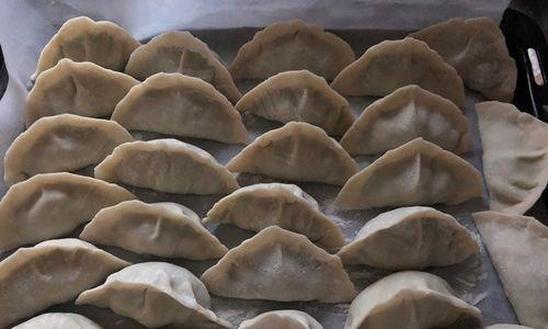 一口咬下，鱿鱼馅水饺的美味（鱿鱼馅的独特口感，让你流连忘返）