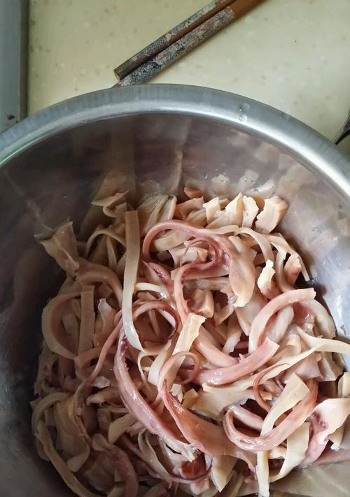 简单易做的鱿鱼虾粥（让你轻松享受美味的海鲜粥）