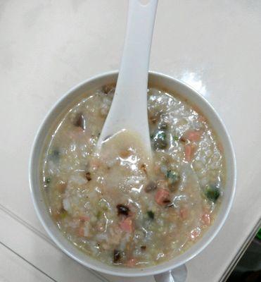 美味又营养的鱿鱼虾干排骨粥（煮一碗健康的美味鱿鱼虾干排骨粥，味蕾与身体双满足）