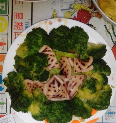 美食分享（用鱿鱼和西兰花，做出健康美味的佳肴）