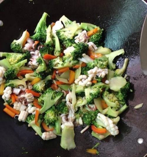 美食分享（用鱿鱼和西兰花，做出健康美味的佳肴）