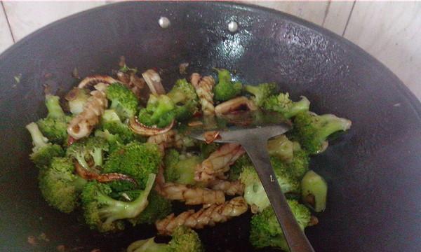 美食分享（用鱿鱼和西兰花，做出健康美味的佳肴）
