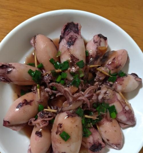 美味佳肴——以西梅熏肉酿鱿鱼筒（传统美食的创新演绎，邂逅鲜嫩口感）