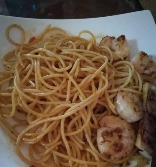 鱿鱼辣酱拌面，美味简单的健康美食（用鲜香的鱿鱼和辣椒打造的独特口感）