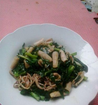 鲜香可口的鱿鱼韭菜美食（健康餐桌上的佳肴，鱿鱼与韭菜的完美结合）