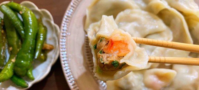 手工制作美味鱿鱼干韭菜鸭蛋水饺（一份美味的口感，一份传统的制作方式）