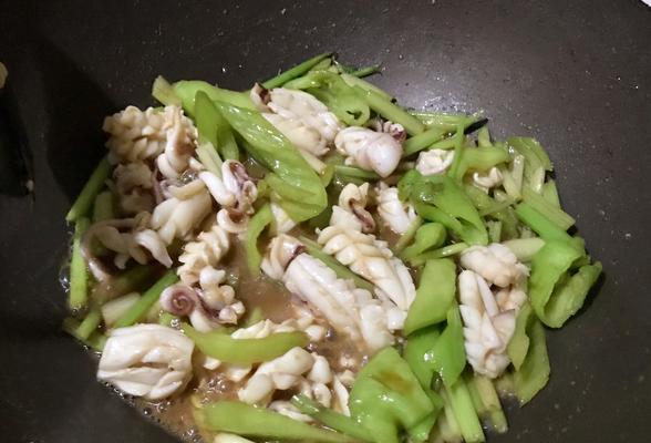美味健康的鱿鱼炒香芹料理（简单易学，让你的家常餐桌多了一份惊喜）