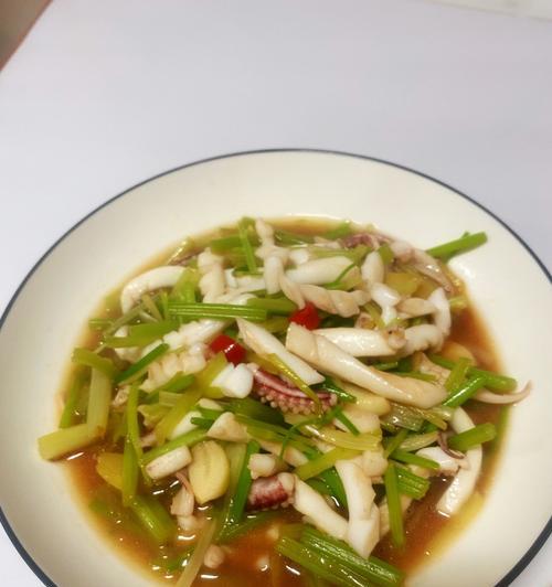 美味健康的鱿鱼炒香芹料理（简单易学，让你的家常餐桌多了一份惊喜）